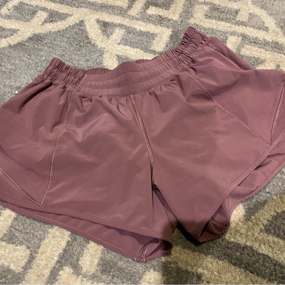 Lululemon Hotty Hot size 8 mauve shorts 2.5”